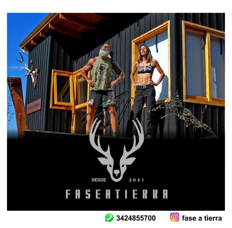 a man and a woman standing in front of a house at Fase a Tierra in Atos Pampa