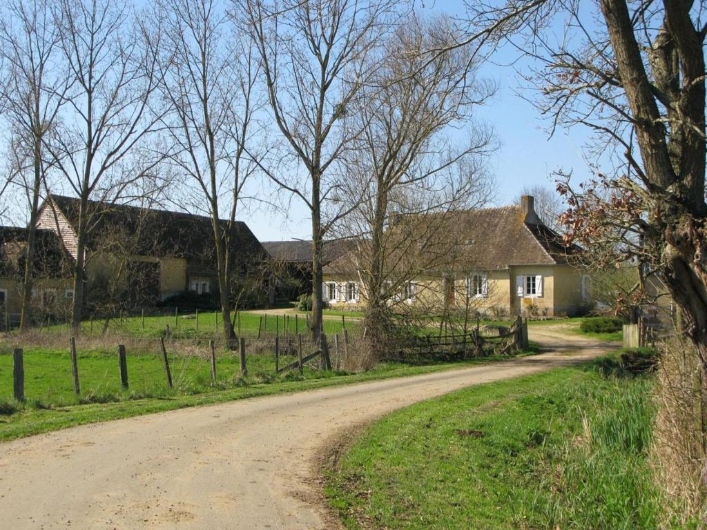 a dirt road in front of a house at Gîte Rouperroux-le-Coquet, 4 pièces, 6 personnes - FR-1-410-215 in Rouperroux-le-Coquet