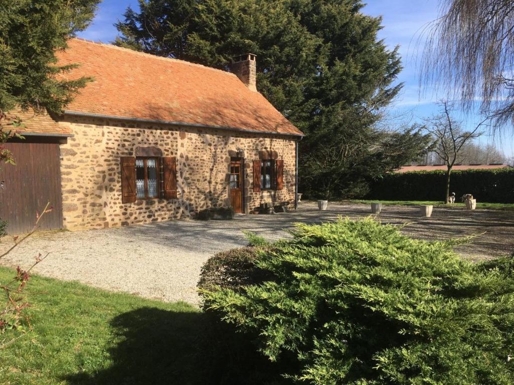 een oud stenen huis met een rood dak bij Gîte Vernie, 3 pièces, 6 personnes - FR-1-410-170 in Vernie