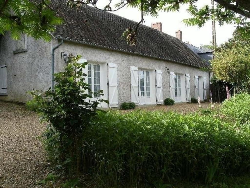 uma antiga casa de pedra com janelas brancas e um quintal em Gîte Saint-Vincent-du-Lorouër, 4 pièces, 6 personnes - FR-1-410-200 em Saint-Vincent-du-Lorouër