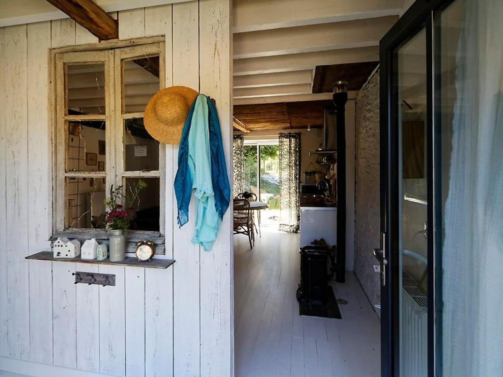 LouplandeにあるGîte cosy à la ferme près du Mans - Jardin, Terrasse, Poêle à bois, et Sérénité Rurale - FR-1-410-269の青いタオルを壁に敷いた家の玄関