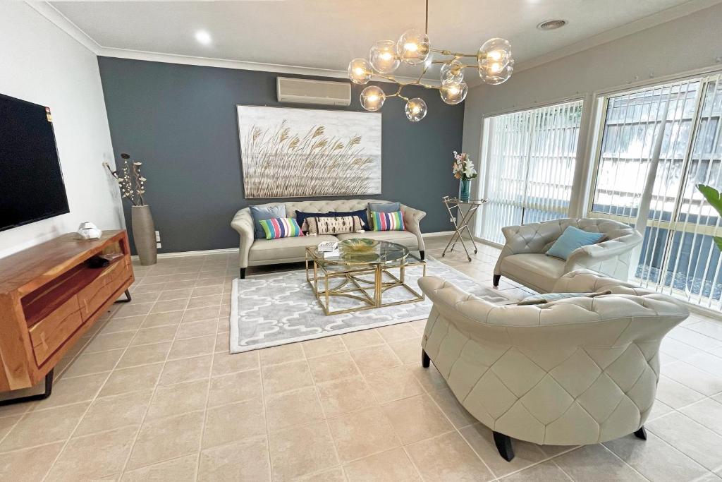 Spacious 5BR House in Hallam near Bunjil Place, Hallam (updated prices