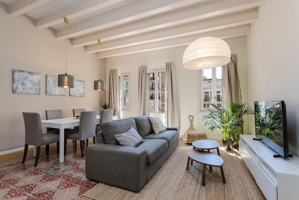 een woonkamer met een bank en een tafel bij Luxurious With Awesome Rooftop in Barcelona