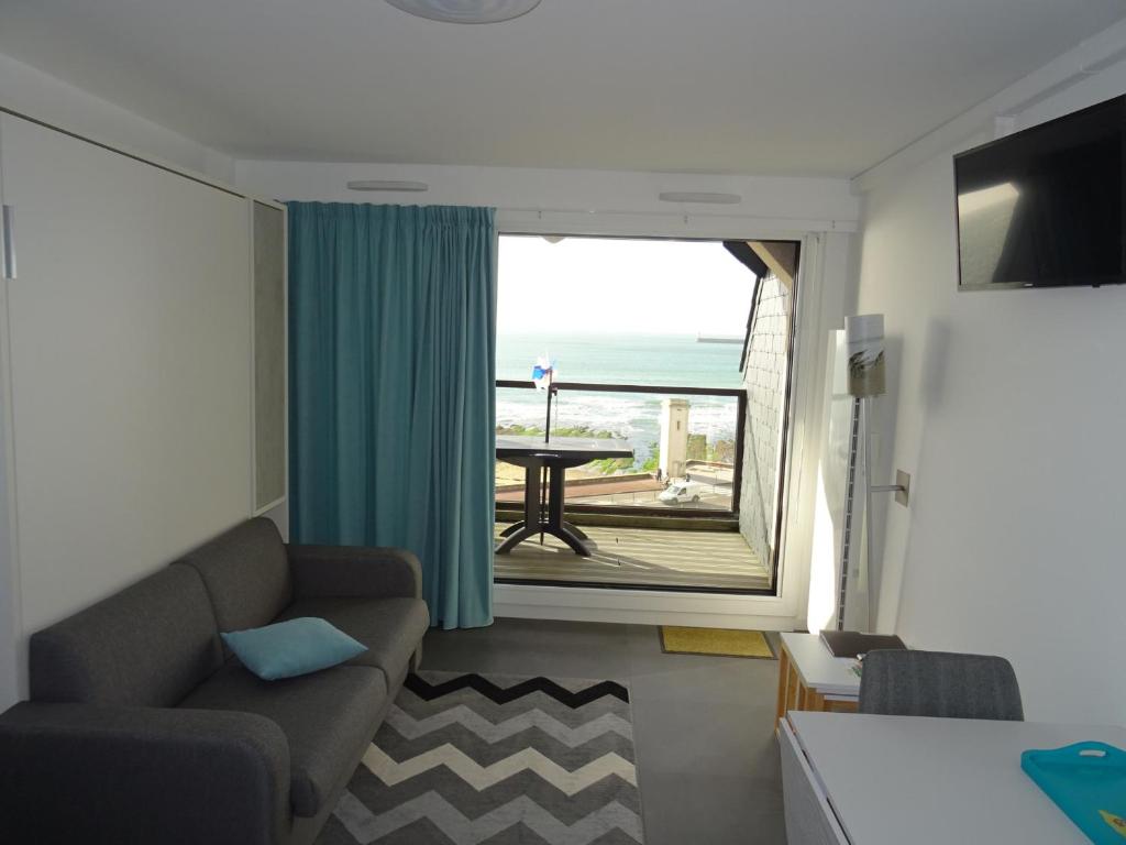 un salon avec un canapé et une grande fenêtre dans l'établissement Studio aux Sables-d'Olonne: Plage et commerces à proximité - FR-1-92-902, à Les Sables-dʼOlonne