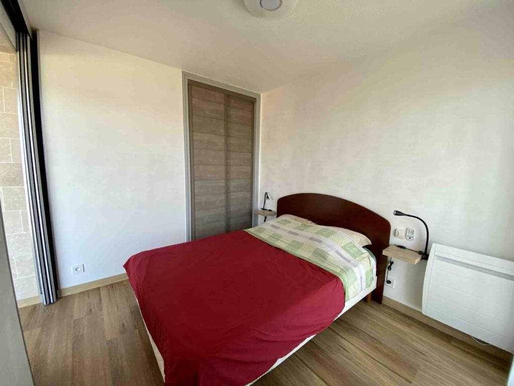 Katil atau katil-katil dalam bilik di Appartement Sarzeau, 3 pi&egrave;ces, 5 personnes - FR-1-639-1