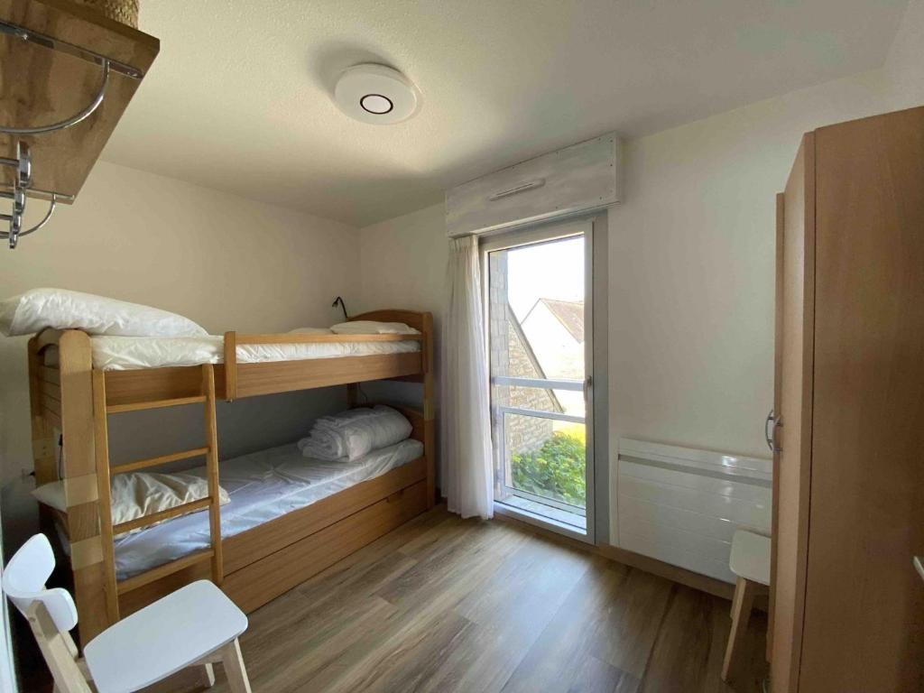 Katil dua tingkat atau katil-katil dua tingkat dalam bilik di Appartement Sarzeau, 3 pi&egrave;ces, 5 personnes - FR-1-639-1