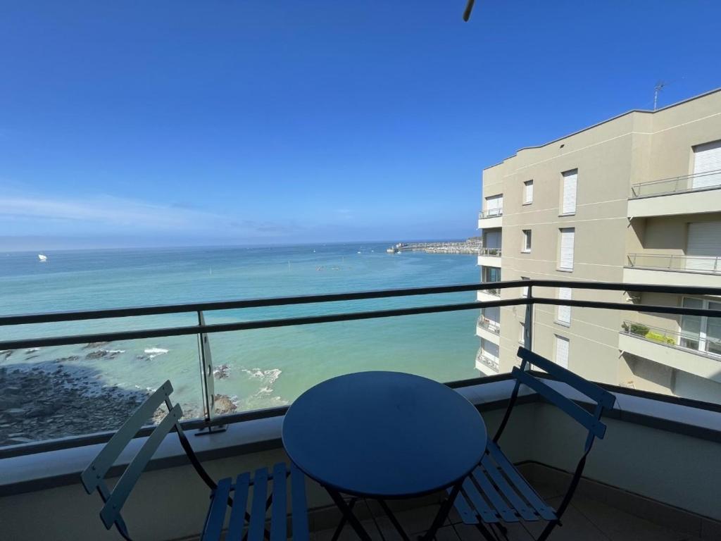 d'un balcon avec deux chaises et une vue sur l'océan. dans l'établissement Appartement Granville, 2 pièces, 4 personnes - FR-1-361-383, à Granville