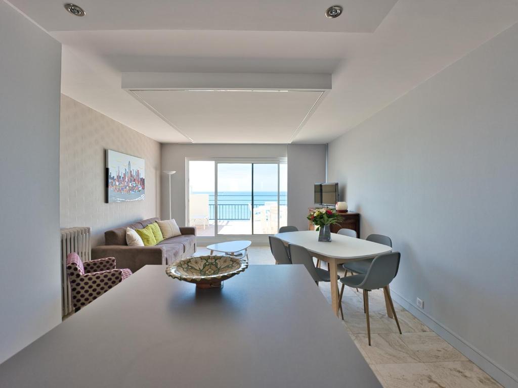 un salon avec un canapé et une table dans l'établissement Superbe T3 face mer avec terrasse, garage et Wifi aux Sables-d'Olonne - FR-1-197-503, à Les Sables-dʼOlonne