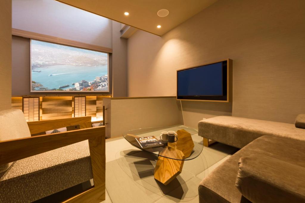 TV a/nebo společenská místnost v ubytování HOTEL BEACON ONOMICHI