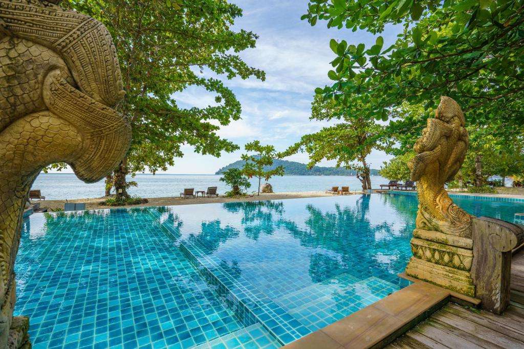 Bazén v ubytování Chivapuri Beach Resort nebo v jeho okolí