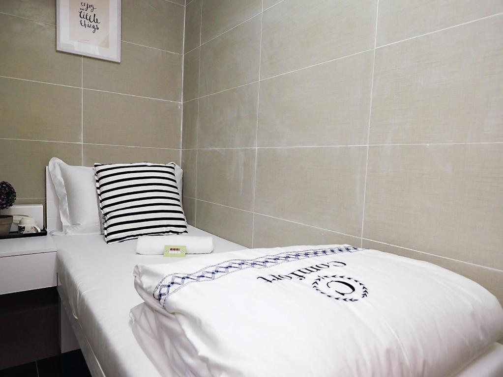 Rúm í herbergi á Joyous Guest House