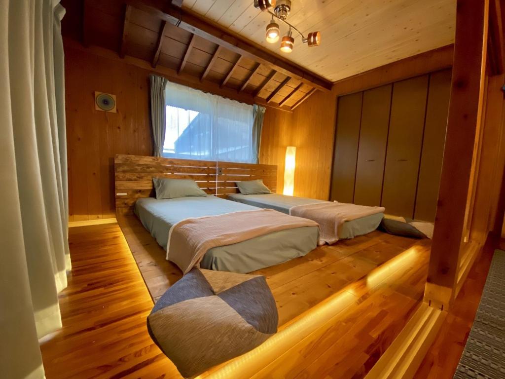 um quarto com 2 camas e uma janela em Yamato inn - Vacation STAY 86368v em Amami