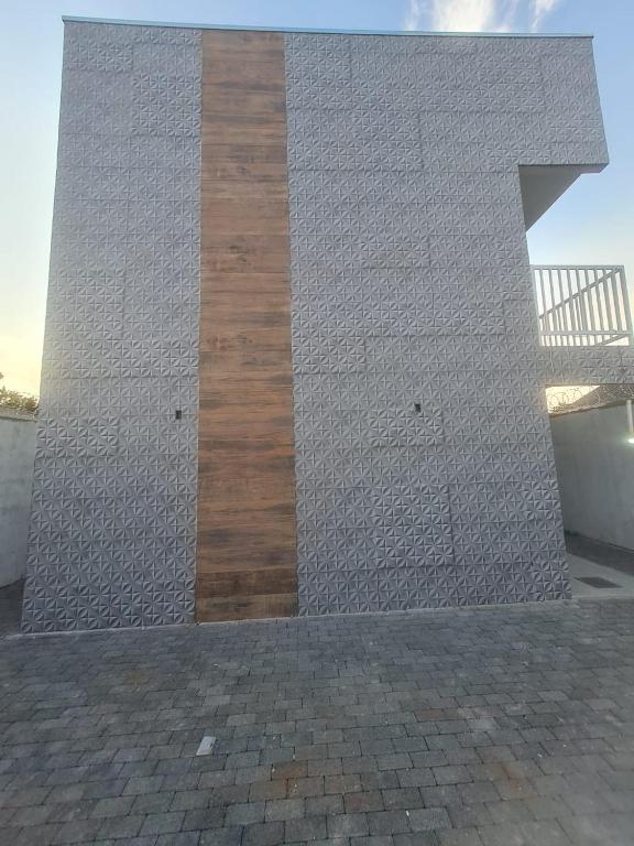 uma parede branca com um pedaço de madeira em FLAT SABIÁ em Uberlândia