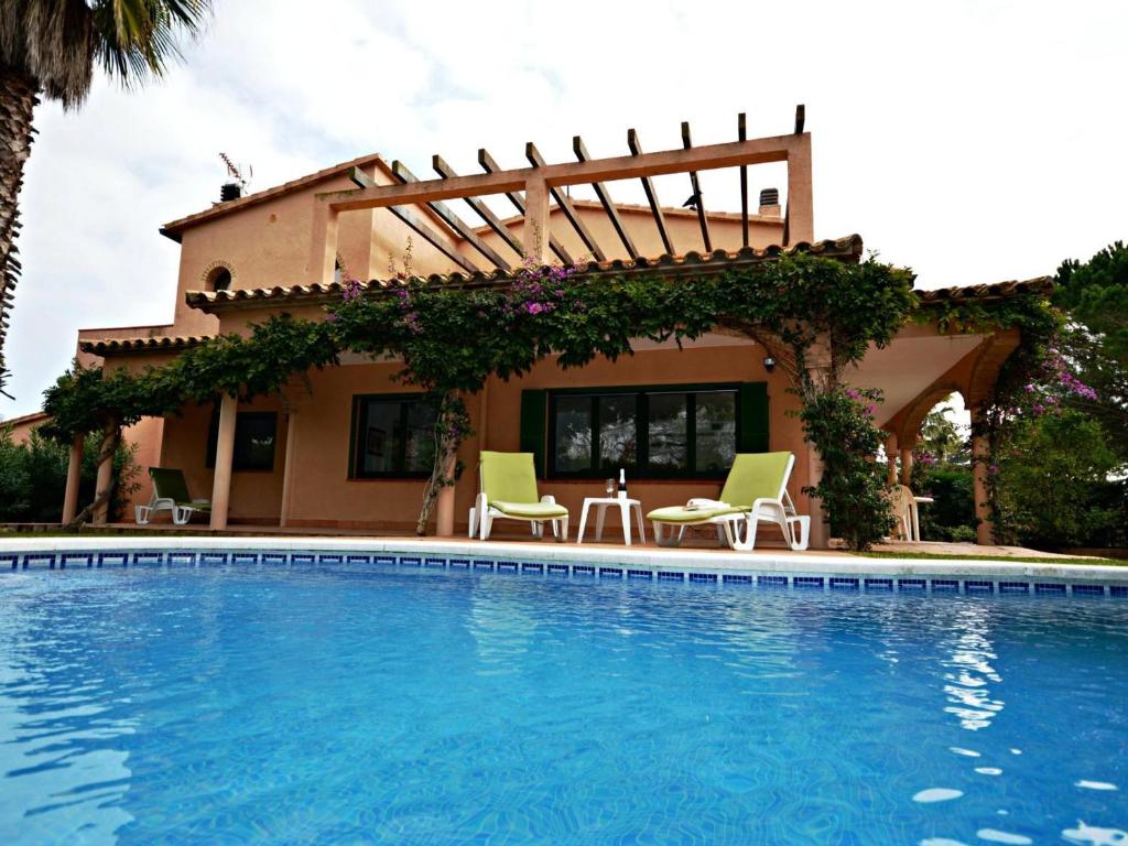 Bazén v ubytovaní Casa con Piscina, Wifi, A/A y Barbacoa en Sant Pere Pescador - ES-89-82 alebo v jeho blízkosti