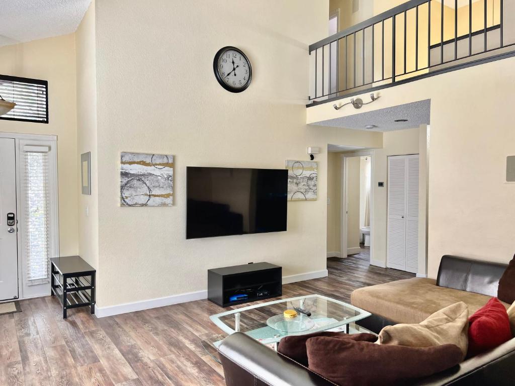 A television and/or entertainment centre at DT Reno - 4BR Home with Patio, BBQ Grill, Games Room