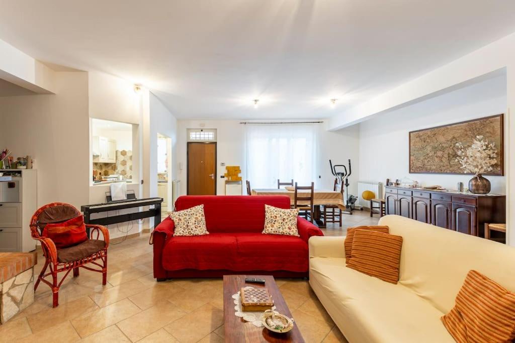 a living room with a red couch and a table at Appartamento indipendente ampia metratura in Santa Lucia