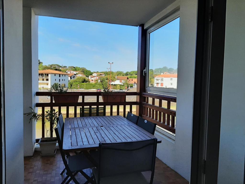 una mesa y sillas en un balcón con vistas en Appartement Ciboure, 2 pièces, 4 personnes - FR-1-239-623, en Ciboure