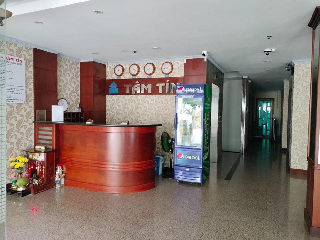 una hall con bancone e bar di Tam Tin Hotel ad Ho Chi Minh