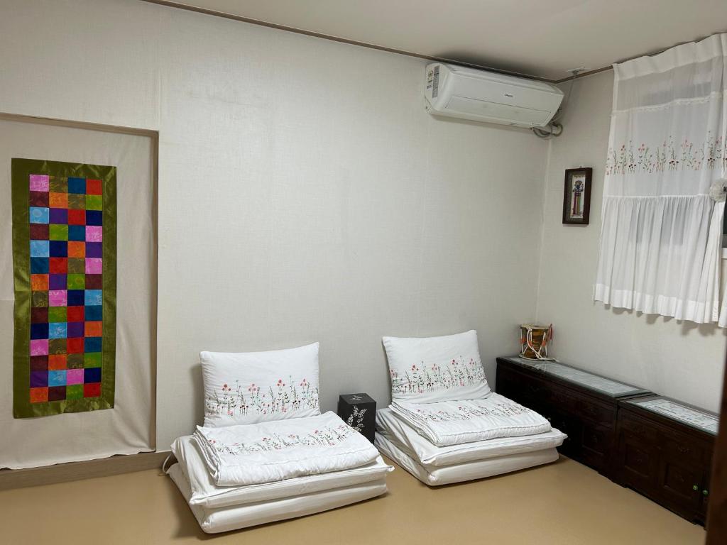 Ein Bett oder Betten in einem Zimmer der Unterkunft Hanok Guesthouse Suni