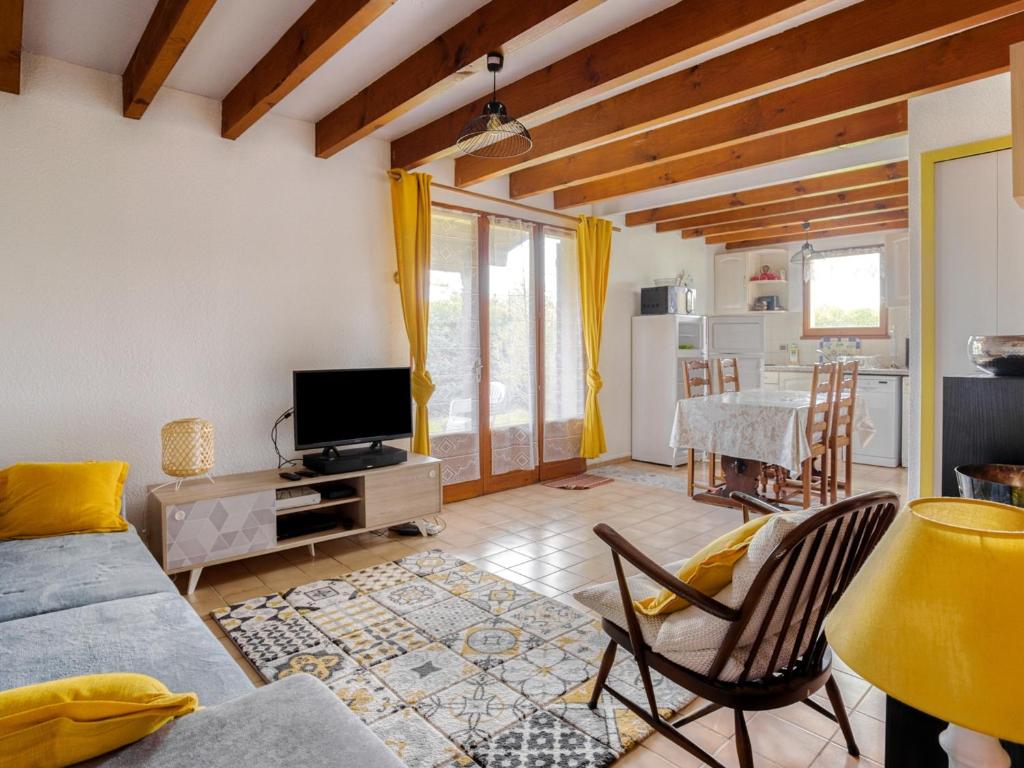 uma sala de estar com um sofá e uma televisão em Maison Sanguinet, 3 pièces, 5 personnes - FR-1-521-169 em Sanguinet