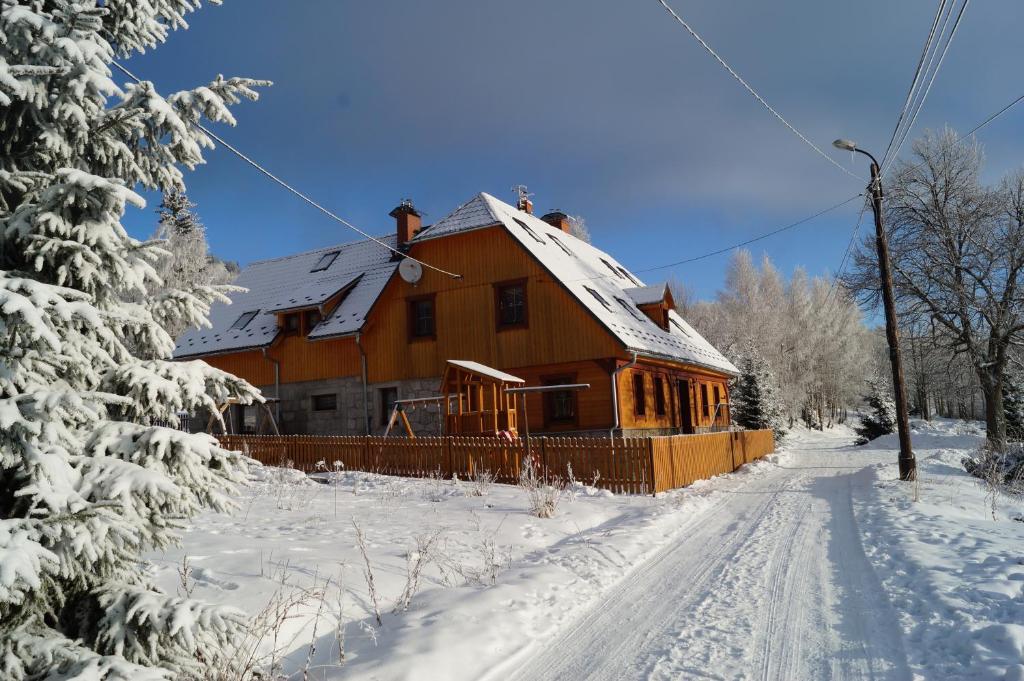 una casa de madera en la nieve con árboles nevados en Misiówka en Szklarska Poręba