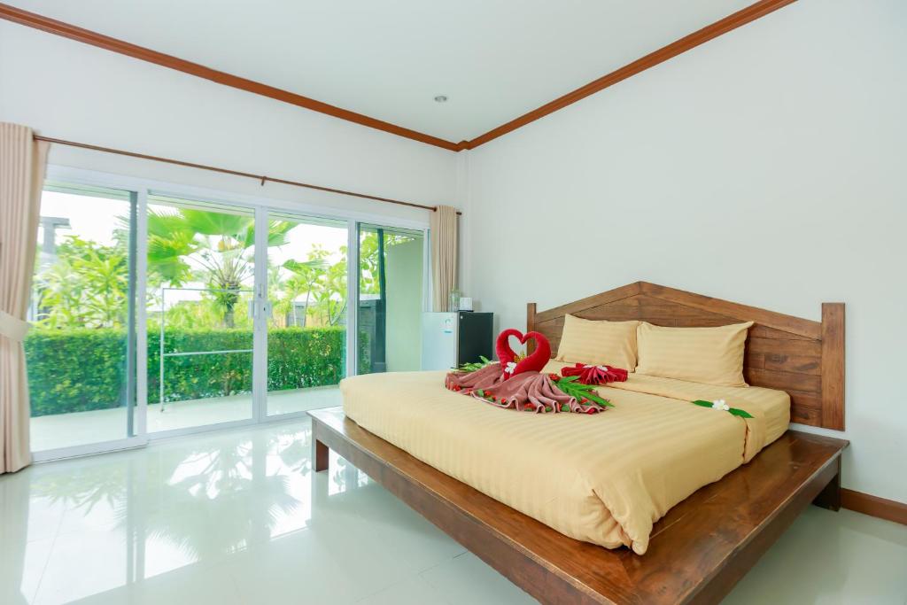 Postel nebo postele na pokoji v ubytování Saline Hot Spring Resort นำ้พุร้อนเค็ม รีสอร์ท
