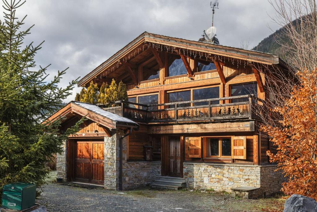 duży drewniany dom z gambrel w obiekcie Chalet de l'Alpage - Happy Rentals w mieście Les Houches