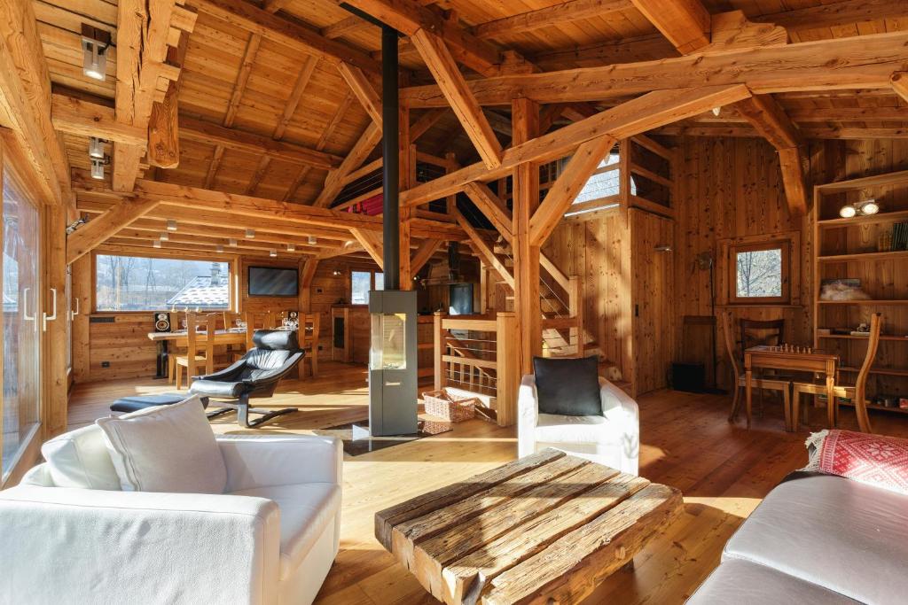salon z białymi meblami i drewnianymi sufitami w obiekcie Chalet de l'Alpage - Happy Rentals w mieście Les Houches
