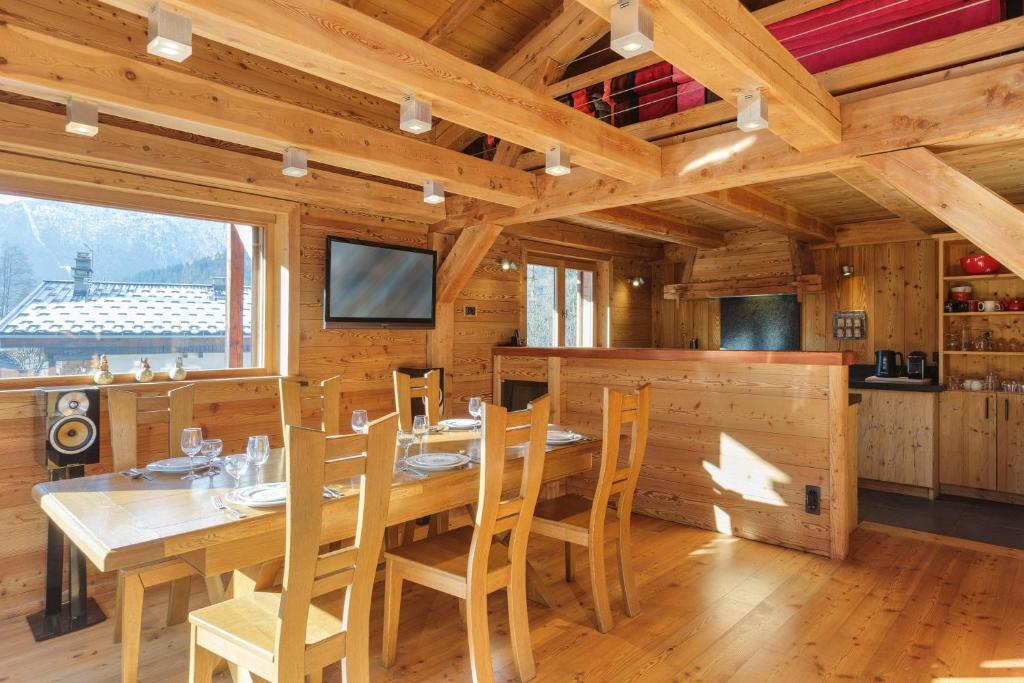 jadalnia z drewnianym stołem i krzesłami w obiekcie Chalet de l'Alpage - Happy Rentals w mieście Les Houches