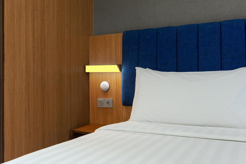 Postel nebo postele na pokoji v ubytování Aston Inn Cilacap