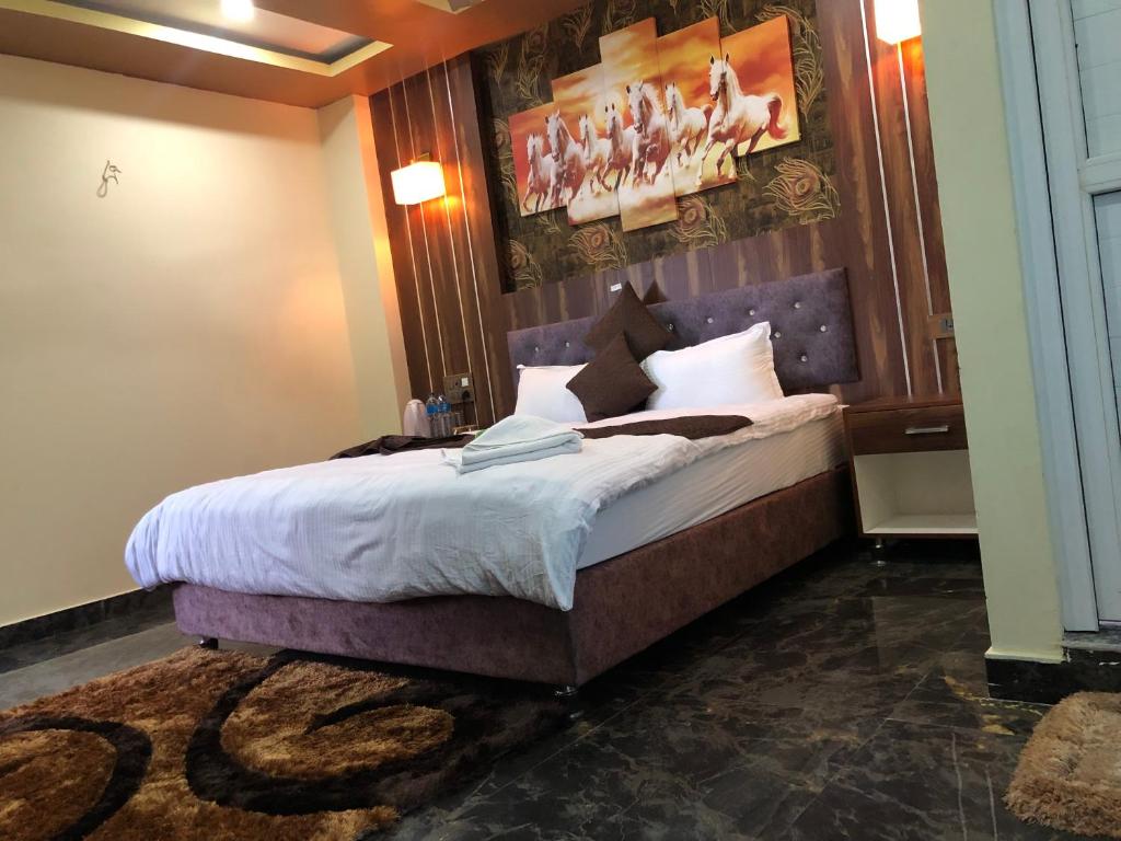 Hotel Hot Pot, Dhangadhi房間的床