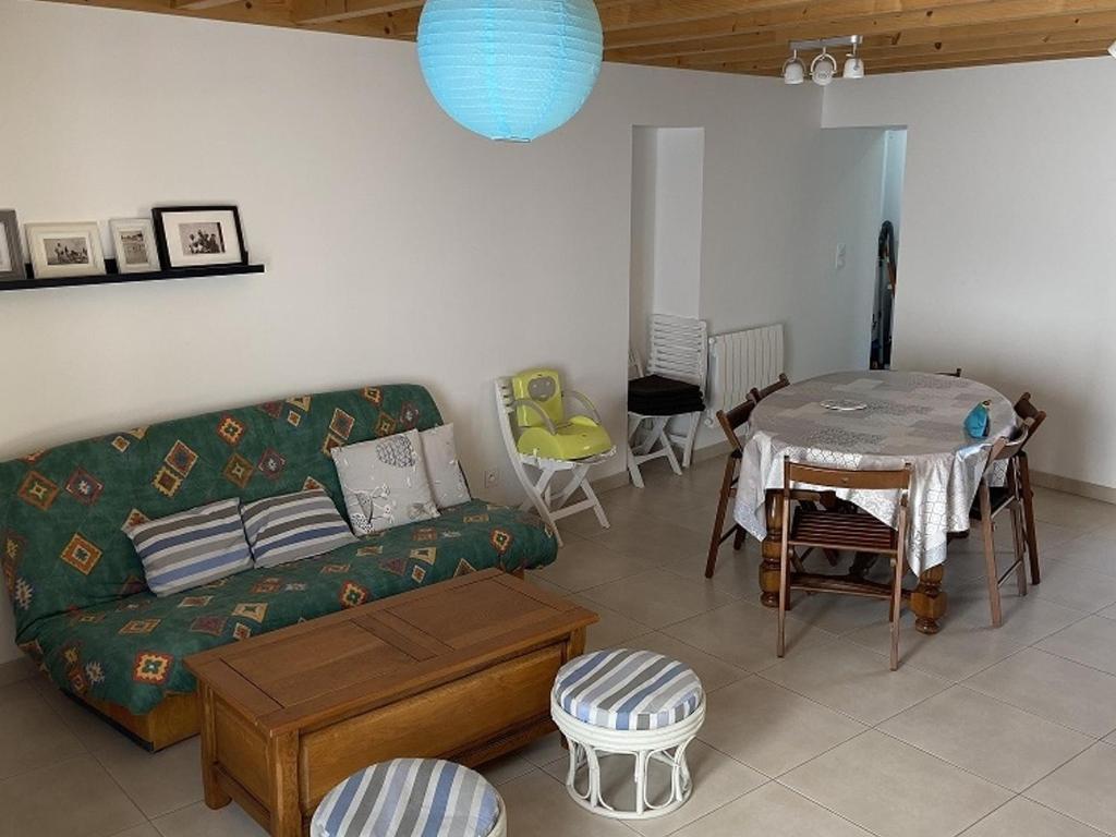 uma sala de estar com um sofá e uma mesa em Maison La Bernerie-en-Retz, 3 pièces, 4 personnes - FR-1-612-17 em La Bernerie-en-Retz