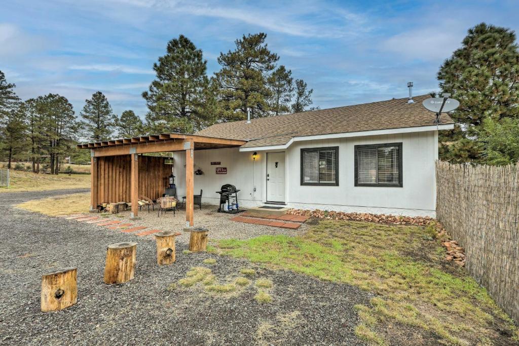 una casa con un pabellón delante de ella en Ski, Hike and Explore Flagstaff Cottage!, en Flagstaff