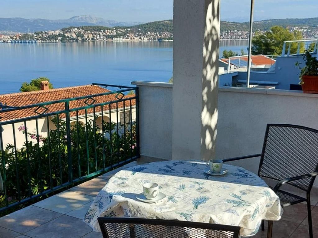 d'une table et de chaises sur un balcon avec vue sur l'eau. dans l'établissement Apartment Goran - sea view, à Okrug Donji