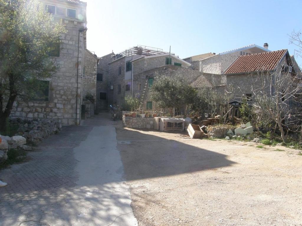 una calle vacía frente a dos edificios de piedra en Apartments Ines - central with free parking, en Betina