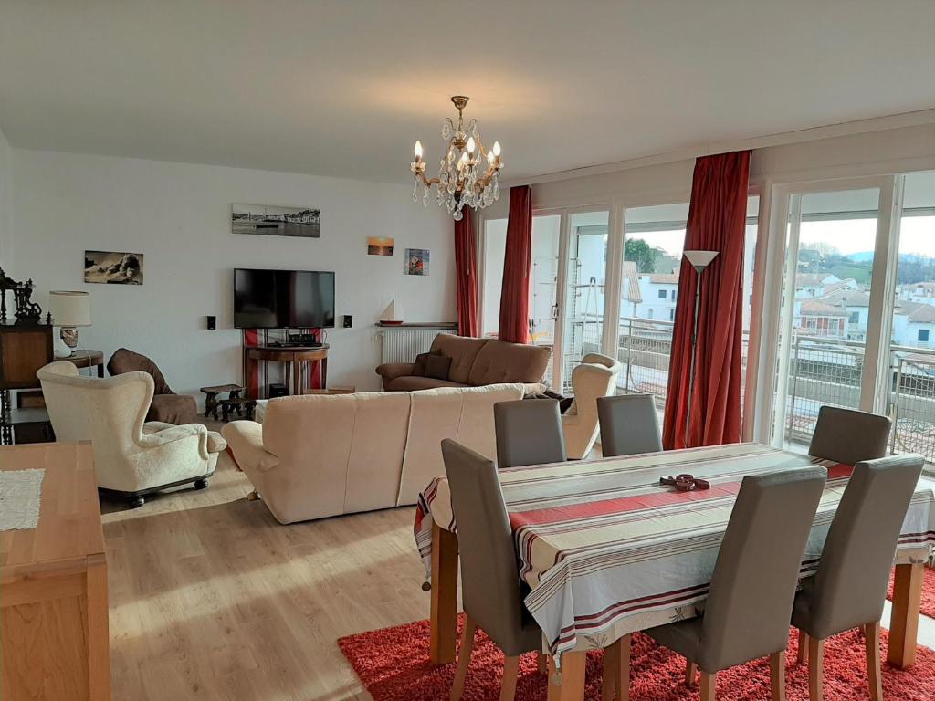 Appartement lumineux en centre-ville avec balcon, parking privé et WIFI à Saint-Jean-de-Luz - FR-1-239-598