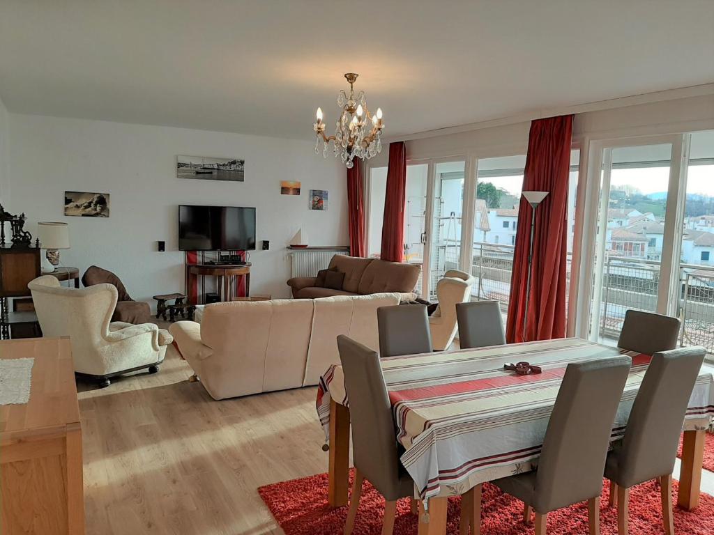 ein Wohnzimmer mit einem Tisch, Stühlen und einem Sofa in der Unterkunft Appartement Saint-Jean-de-Luz, 4 pièces, 6 personnes - FR-1-239-598 in Saint-Jean-de-Luz