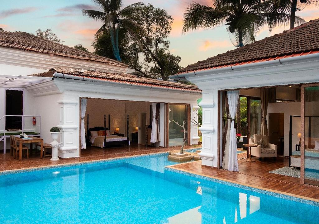 Majoituspaikassa SaffronStays Amancio, Bardez - portugese-style luxury pool villa in North Goa tai sen lähellä sijaitseva uima-allas
