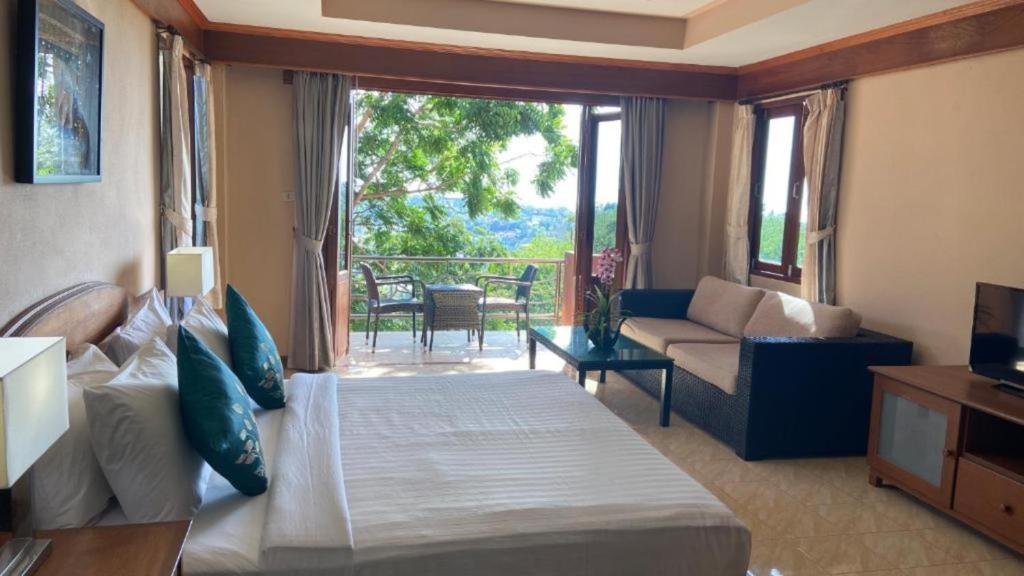 Postel nebo postele na pokoji v ubytování Baan Kongdee Sunset Resort Kata