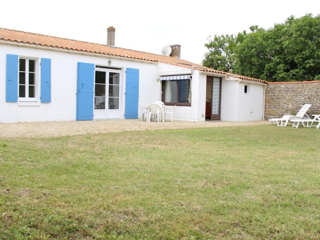 Casa blanca con puertas azules y patio en Maison La Brée-les-Bains, 3 pièces, 4 personnes - FR-1-246A-74, en La Brée-les-Bains
