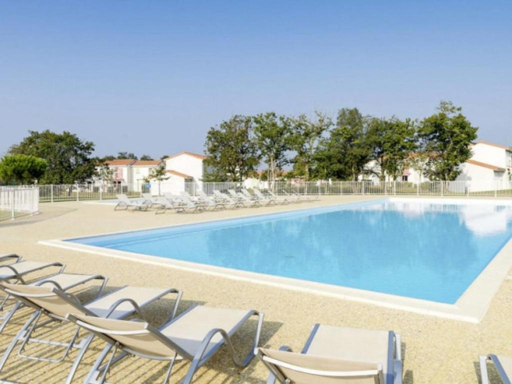 una piscina con tumbonas y una piscina en Maison Talmont-Saint-Hilaire, 3 pièces, 4 personnes - FR-1-197-484, en Saint-Hilaire-de-Talmont