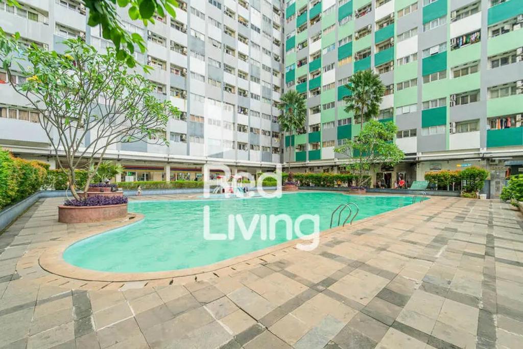 een zwembad voor een gebouw bij RedLiving Apartemen Sentra Timur Residence - Myroom id Tower Green in Jakarta