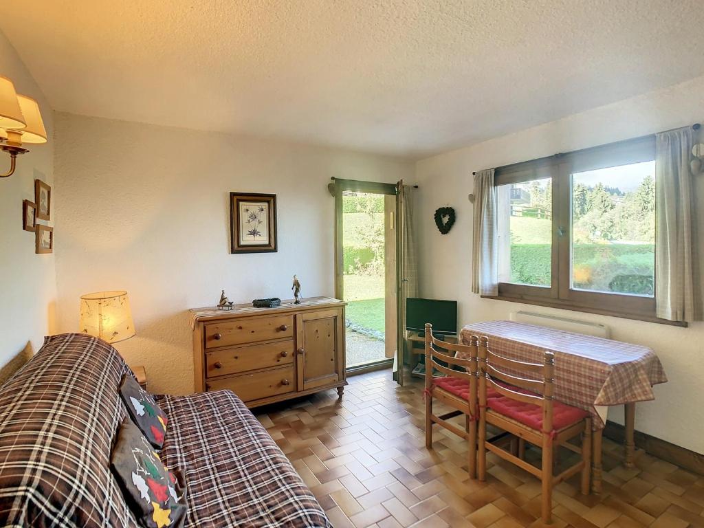 Schlafzimmer mit einem Bett, einem Tisch und einem Schreibtisch in der Unterkunft Studio Combloux, 2 pièces, 4 personnes - FR-1-560-40 in Combloux