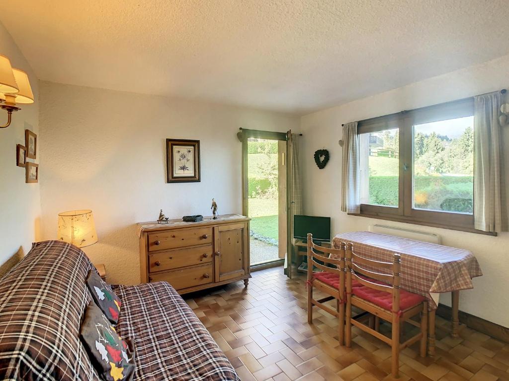 une chambre avec un lit, une table et un bureau dans l'établissement Studio Cabine avec Jardin Privatif près du Téléski du Bouchet - Combloux - FR-1-560-40, à Combloux