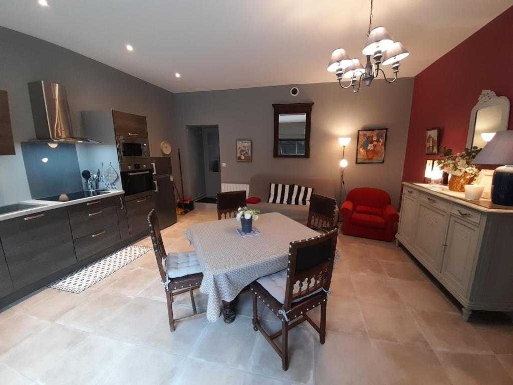 eine Küche und ein Esszimmer mit Tisch und Stühlen in der Unterkunft T2 de Standing avec Jardin, Terrasse et WI-FI au Centre de La Roche-Posay - FR-1-541-67 in La Roche-Posay