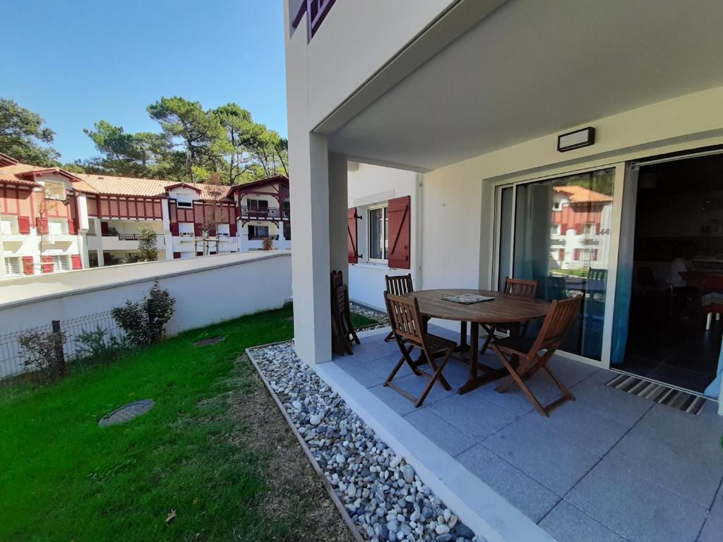 patio con mesa y sillas en el balcón en Appartement Soorts-Hossegor, 2 pièces, 4 personnes - FR-1-239-583, en Soorts-Hossegor