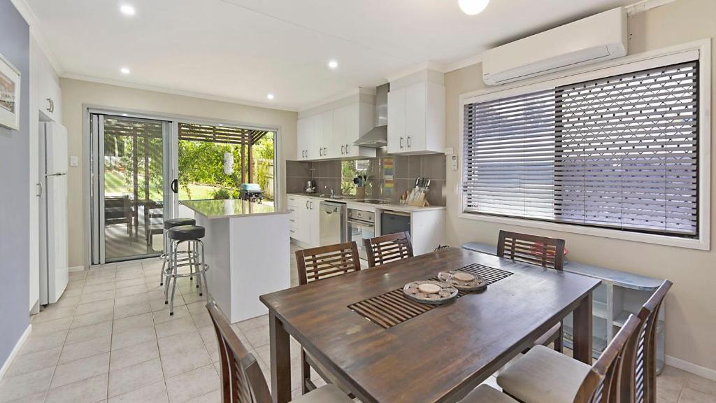 Kuchyň nebo kuchyňský kout v ubytování 20 Roslin St Moffat Beach QLD