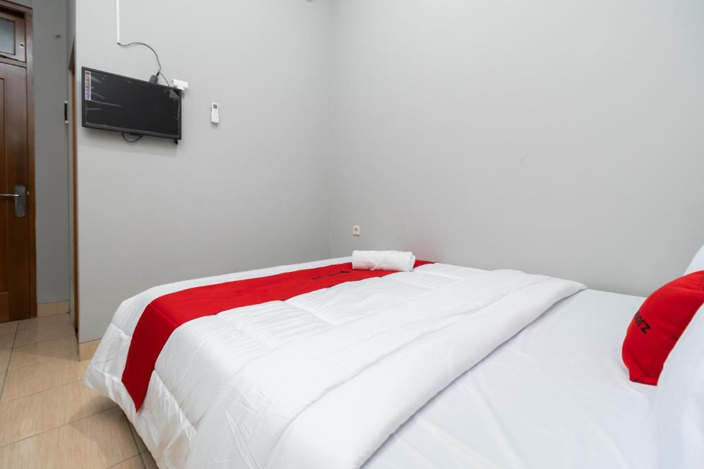 Postel nebo postele na pokoji v ubytování RedDoorz near RS Sari Asih Cipondoh