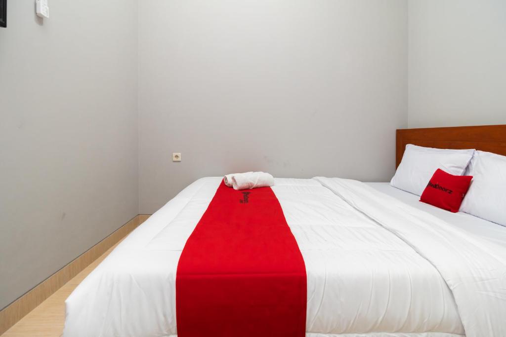 Postel nebo postele na pokoji v ubytování RedDoorz near RS Sari Asih Cipondoh