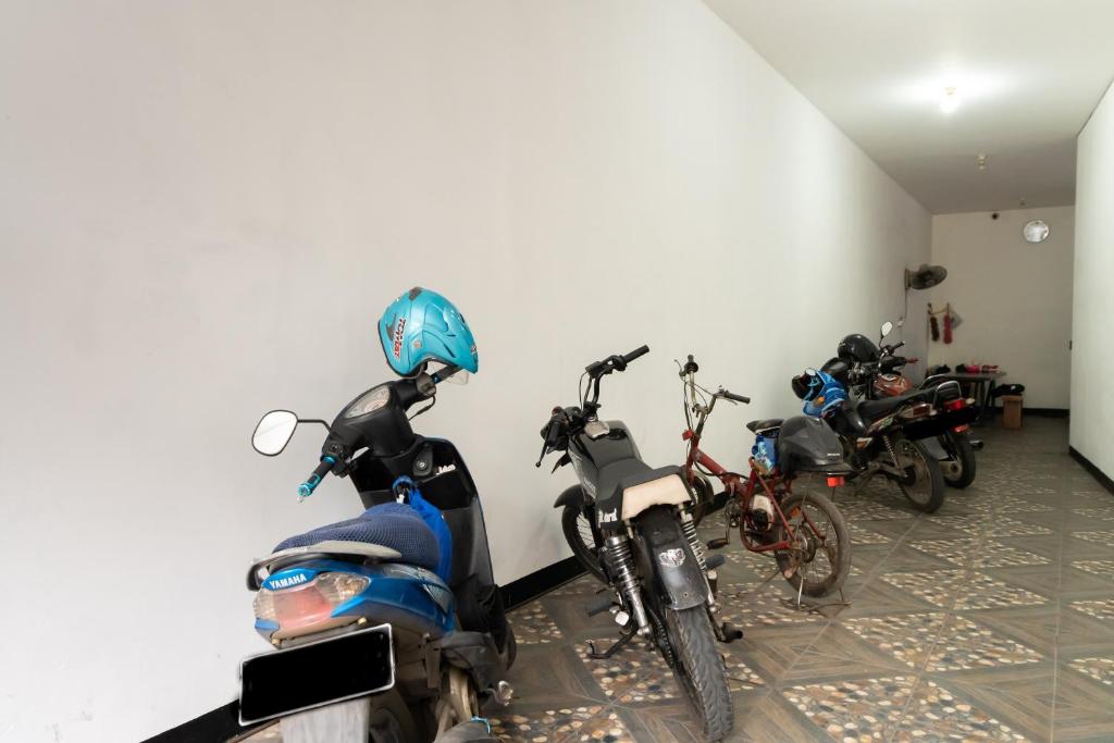 Jízda na kole v ubytování RedDoorz near RS Sari Asih Cipondoh nebo okolí